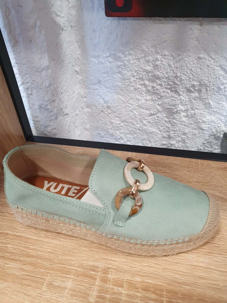 9c6f6390-b4e6-4f19-b981-a255396277e2